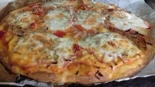 pizza (fromage doux)cheedar mozza jambon poivrons marinés